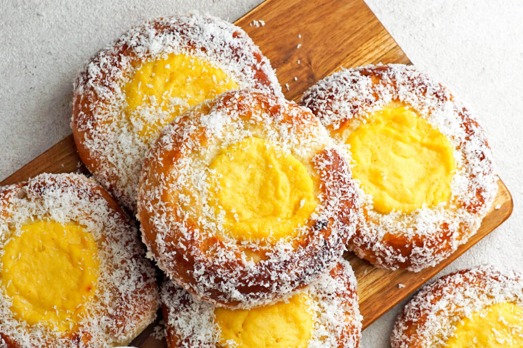 Skoleboller - Norwegische Hefebrötchen mit Vanillecreme und Kokosraspeln