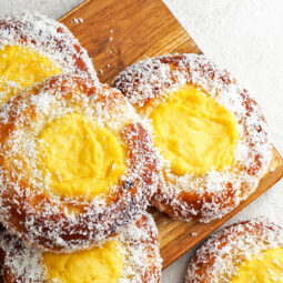 Skoleboller - Norwegische Hefebrötchen mit Vanillecreme und Kokosraspeln