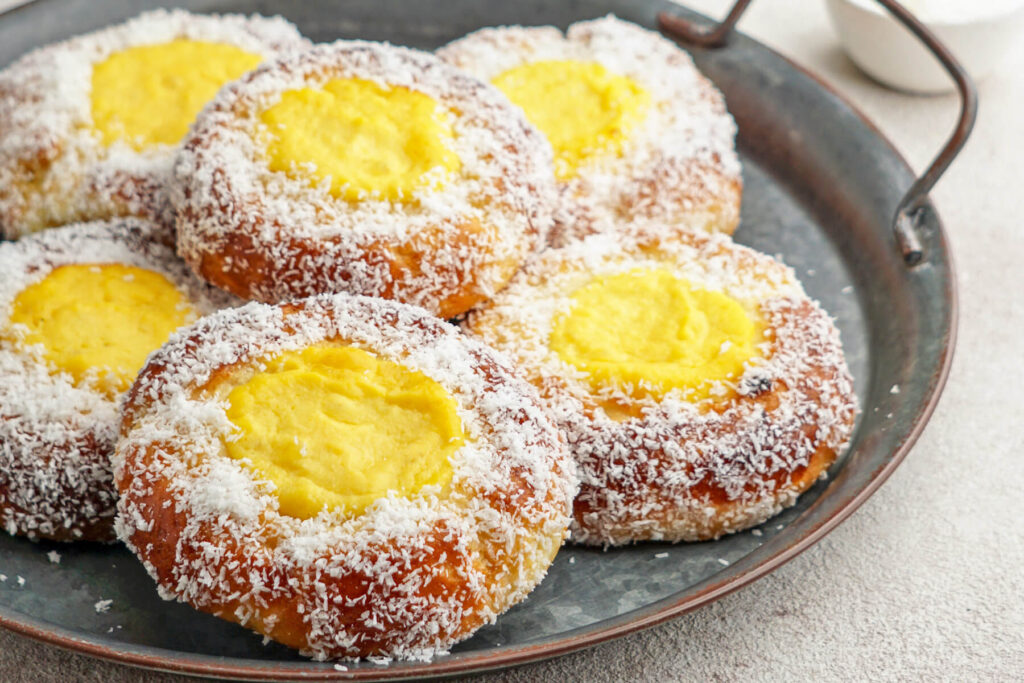 Skoleboller - Norwegische Hefebrötchen mit Vanillecreme und Kokosraspeln