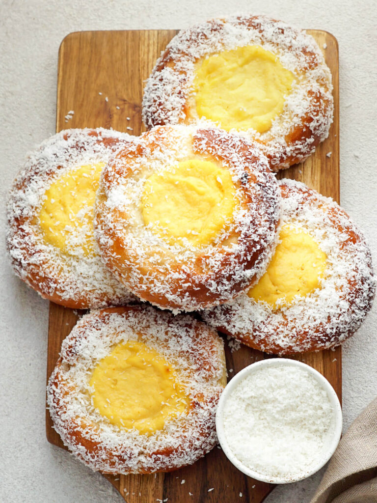 Skoleboller - Norwegische Hefebrötchen mit Vanillecreme und Kokosraspeln