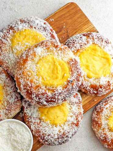Skoleboller - Norwegische Hefebrötchen mit Vanillecreme und Kokosraspeln