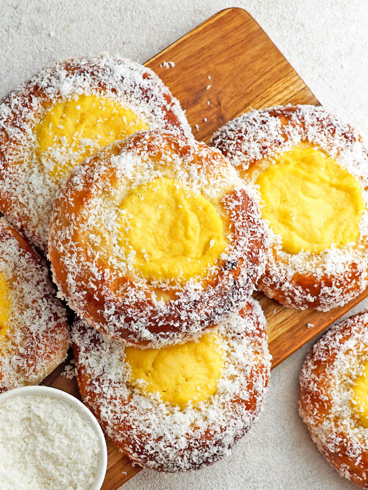 Skoleboller - Norwegische Hefebrötchen mit Vanillecreme und Kokosraspeln