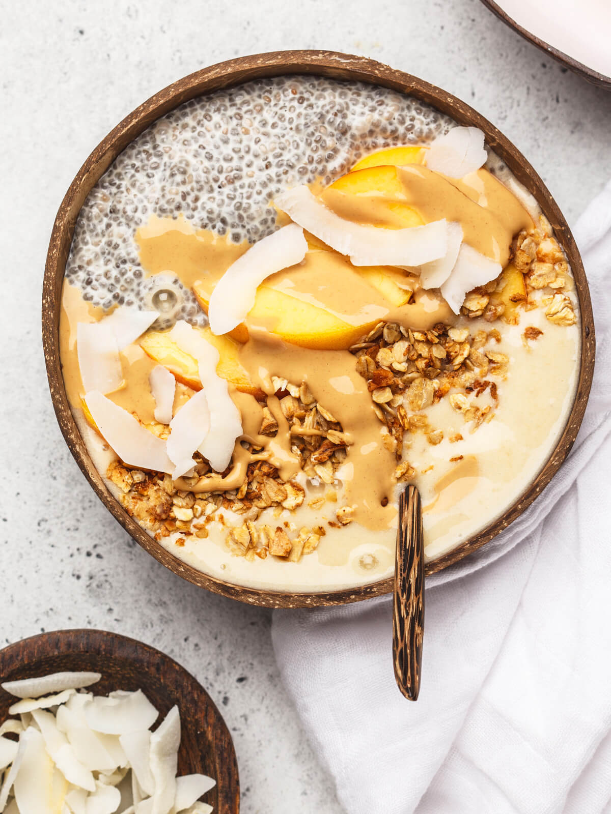 Smoothie Bowl mit Chia-Pudding und Pfirsich
