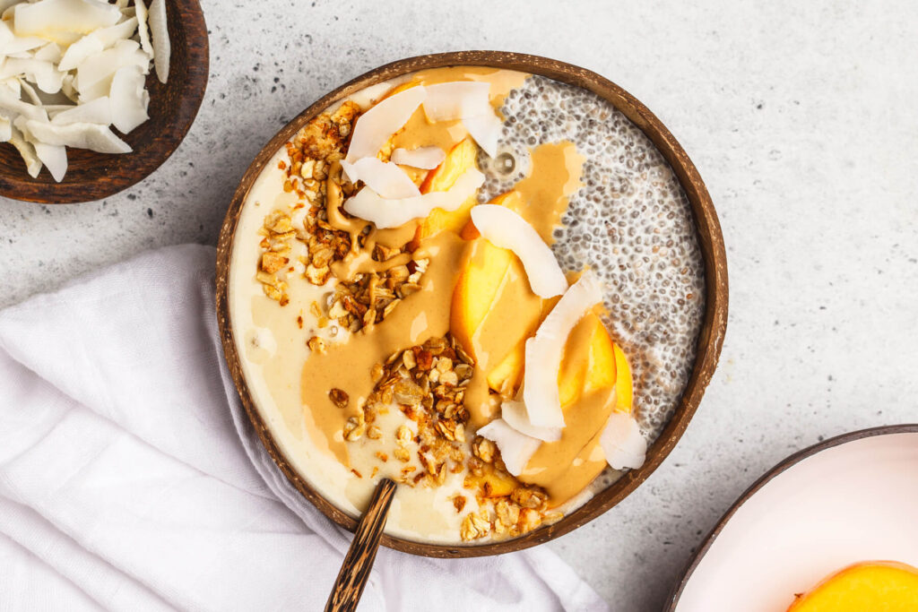 Smoothie Bowl mit Chia-Pudding und Pfirsich
