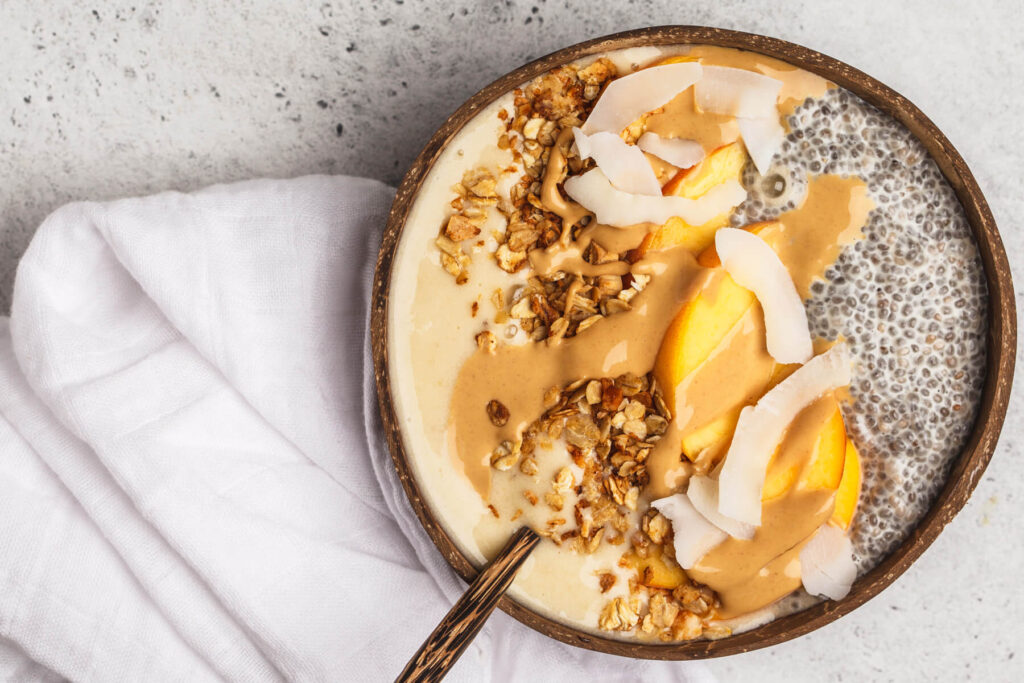 Smoothie Bowl mit Chia-Pudding und Pfirsich