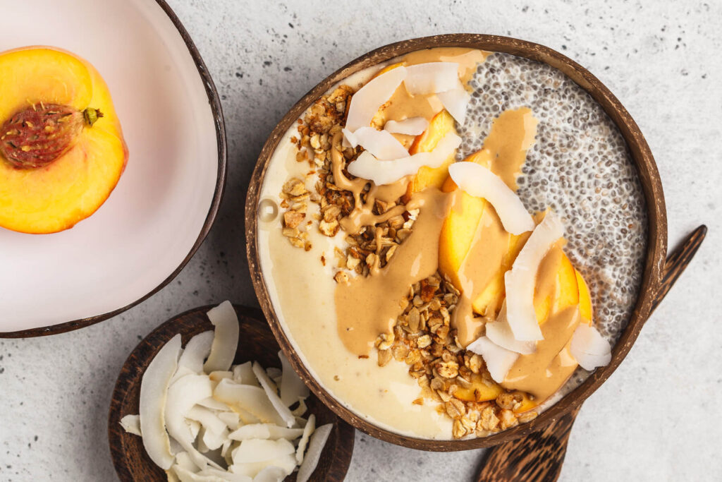 Smoothie Bowl mit Chia-Pudding und Pfirsich