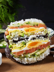 Sushi-Burger mit Lachs und Avocado