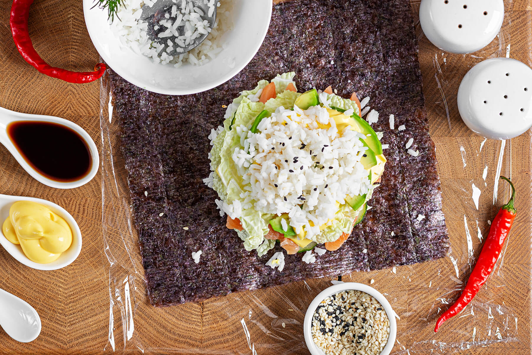 Rohe Lachsscheiben fächerförmig auf Sushi-Reis und einem Noriblatt