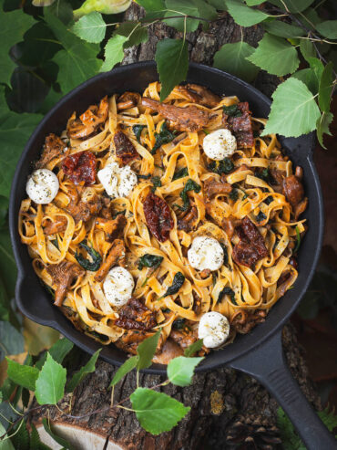 Tagliatelle mit Pfifferlingen und Pesto Rosso