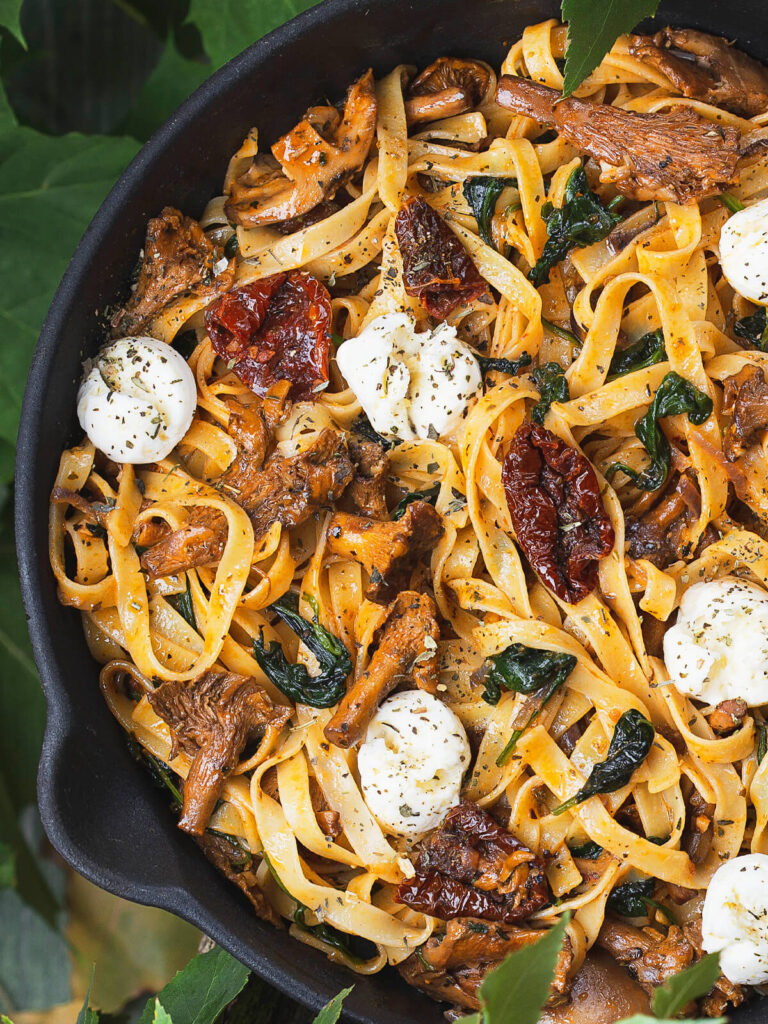 Tagliatelle mit Pfifferlingen und Pesto Rosso