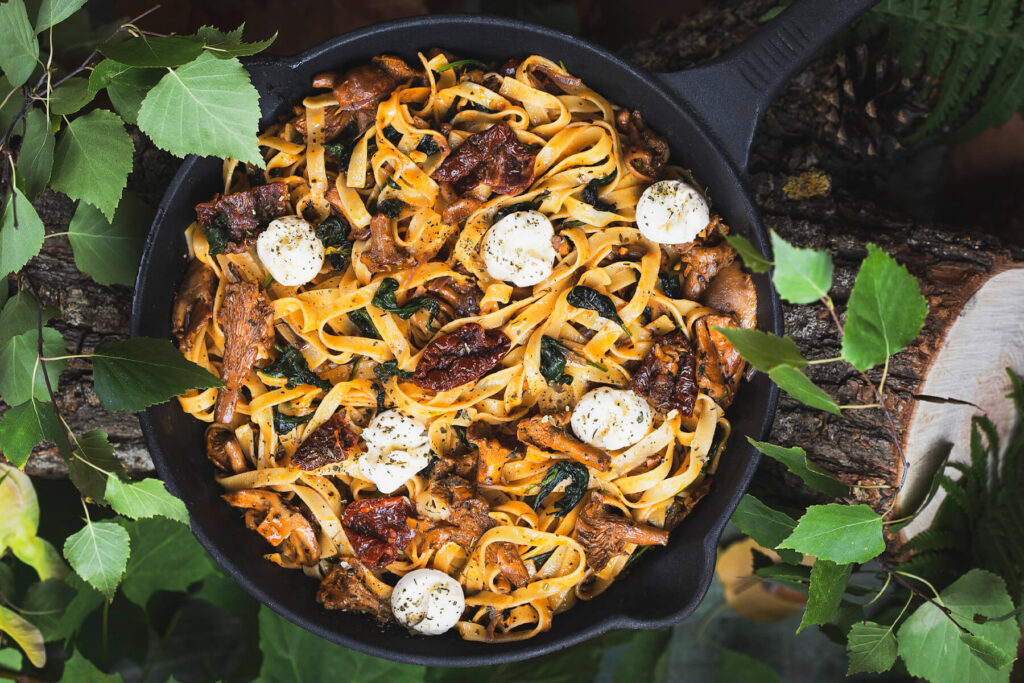 Tagliatelle mit Pfifferlingen und Pesto Rosso