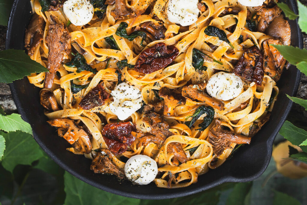 Tagliatelle mit Pfifferlingen und Pesto Rosso