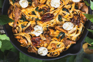 Tagliatelle mit Pfifferlingen und Pesto Rosso