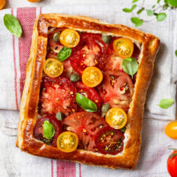 Tomaten-Blätterteigtarte mit Feta-Creme und Basilikum