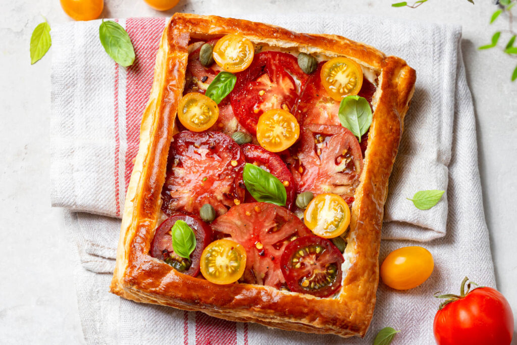 Tomaten-Blätterteigtarte mit Feta-Creme und Basilikum