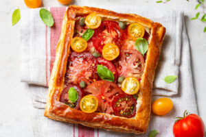 Tomaten-Blätterteigtarte mit Feta-Creme und Basilikum