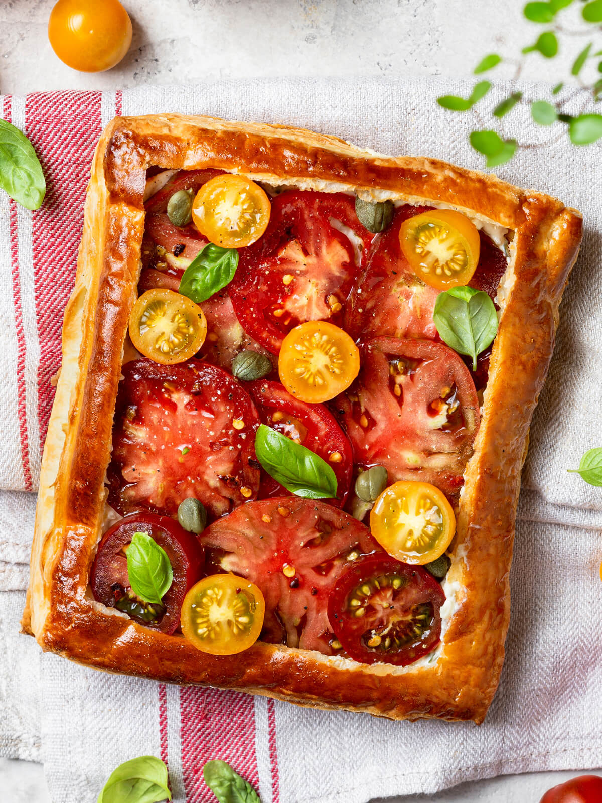 Tomaten-Blätterteigtarte mit Feta-Creme und Basilikum