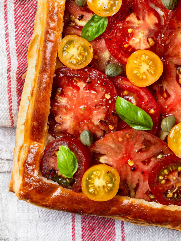 Tomaten-Blätterteigtarte mit Feta-Creme und Basilikum