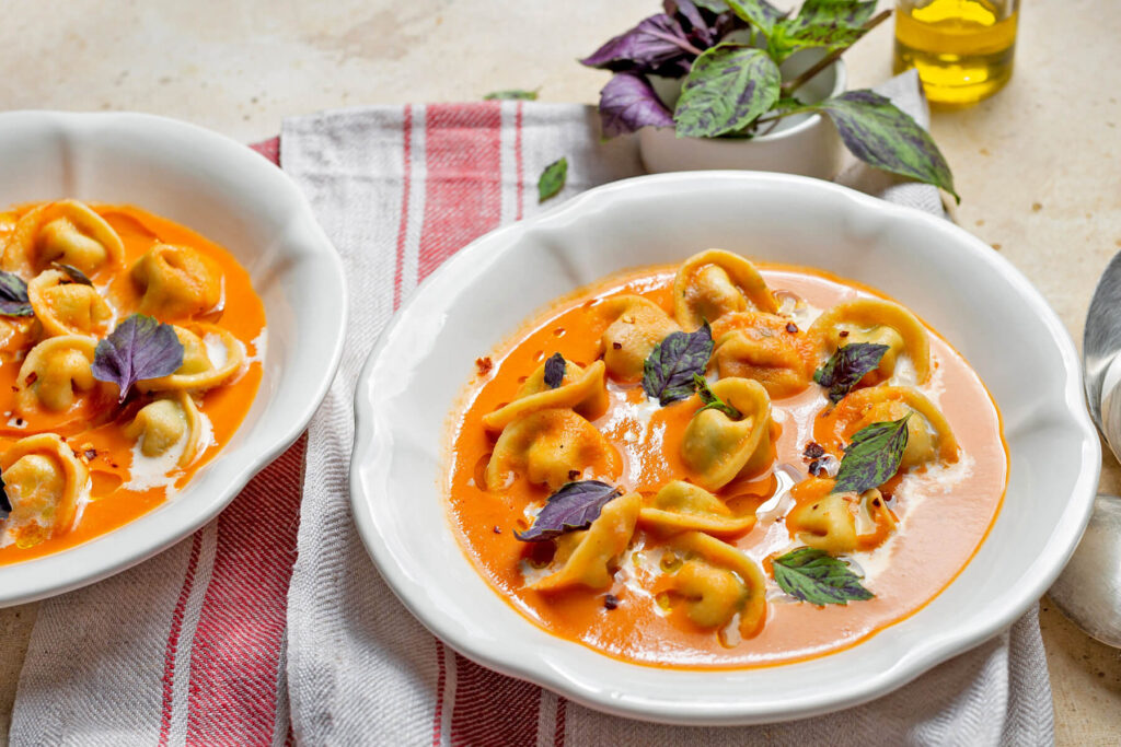 Cremige Tomatensuppe mit Ofengemüse und Cappelletti