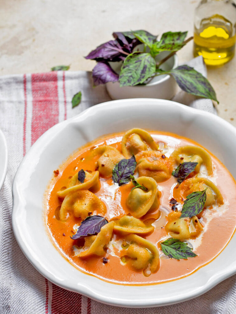 Cremige Tomatensuppe mit Ofengemüse und Cappelletti
