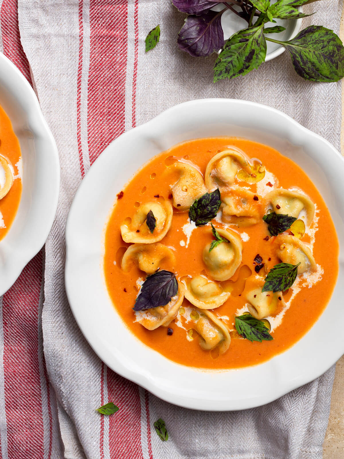 Cremige Tomatensuppe mit Ofengemüse und Cappelletti