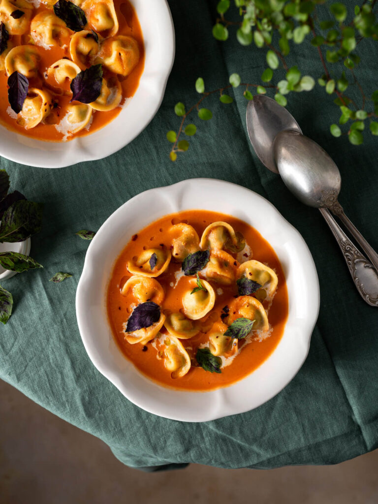 Cremige Tomatensuppe mit Ofengemüse und Cappelletti