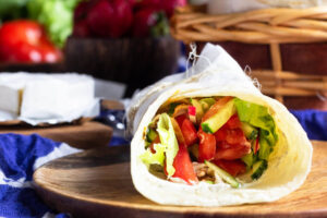 Tortilla-Wraps mit Gemüse in Zitrus-Marinade