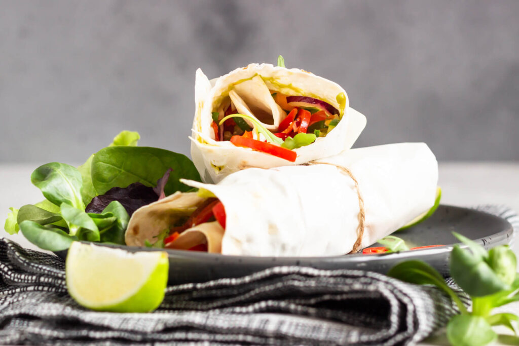 Tortilla-Wraps mit Gemüse in Zitrus-Marinade