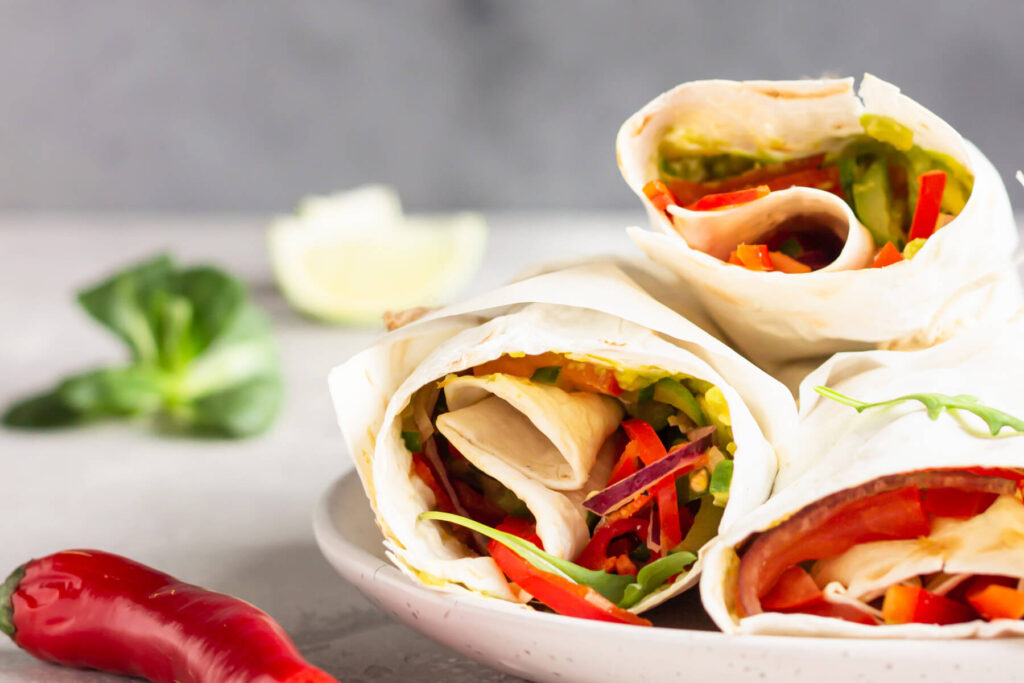 Tortilla-Wraps mit Gemüse in Zitrus-Marinade