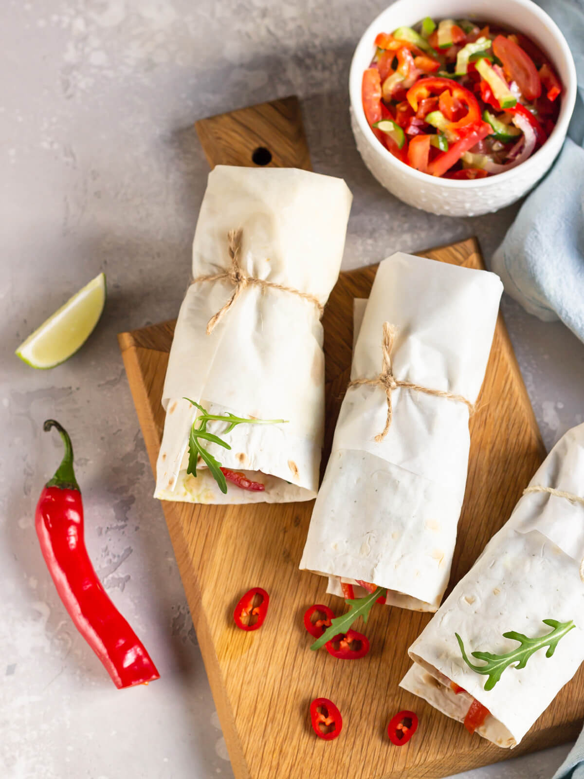 Tortilla-Wraps mit Gemüse in Zitrus-Marinade