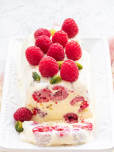 Vanille-Semifreddo mit frischen Himbeeren und Pistazien