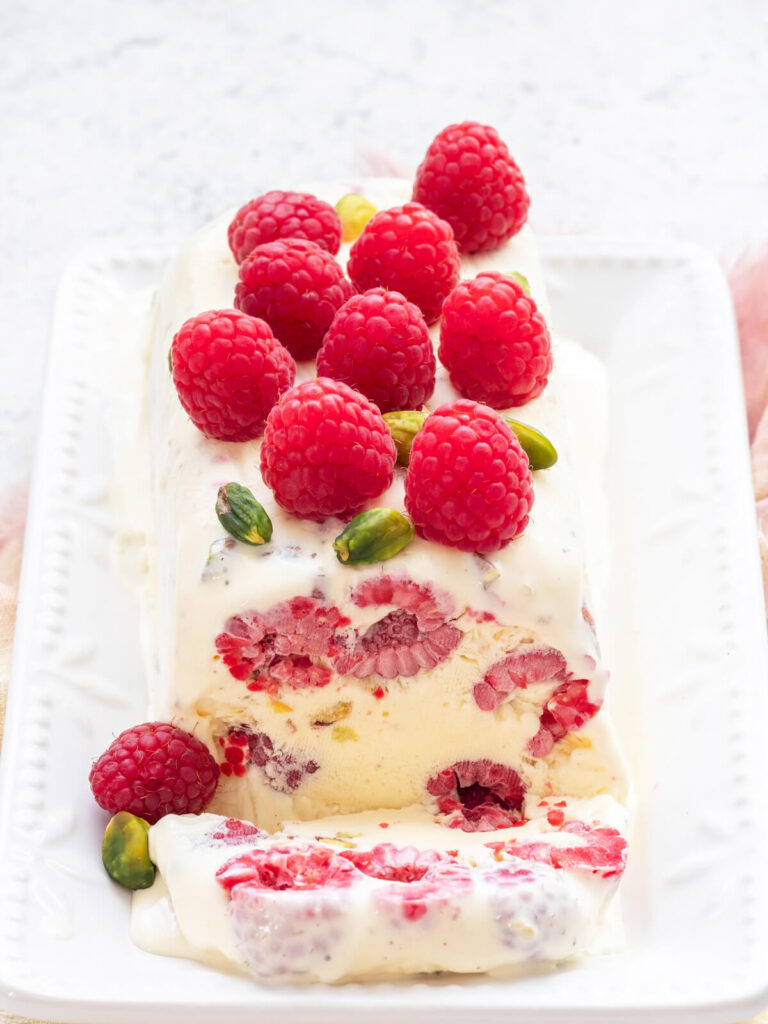 Vanille-Semifreddo mit frischen Himbeeren und Pistazien