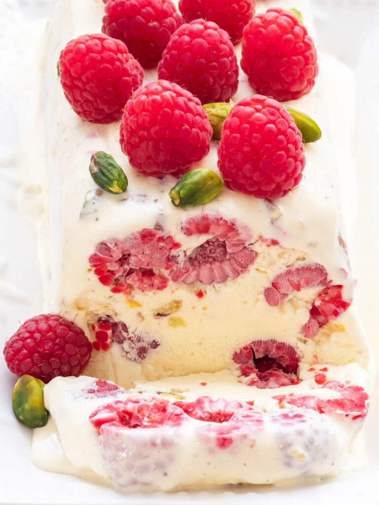 Vanille-Semifreddo mit frischen Himbeeren und Pistazien