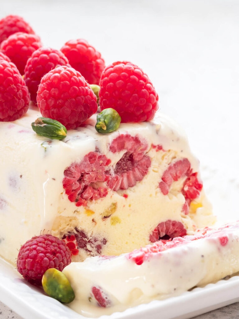 Vanille-Semifreddo mit Himbeeren und Pistazien