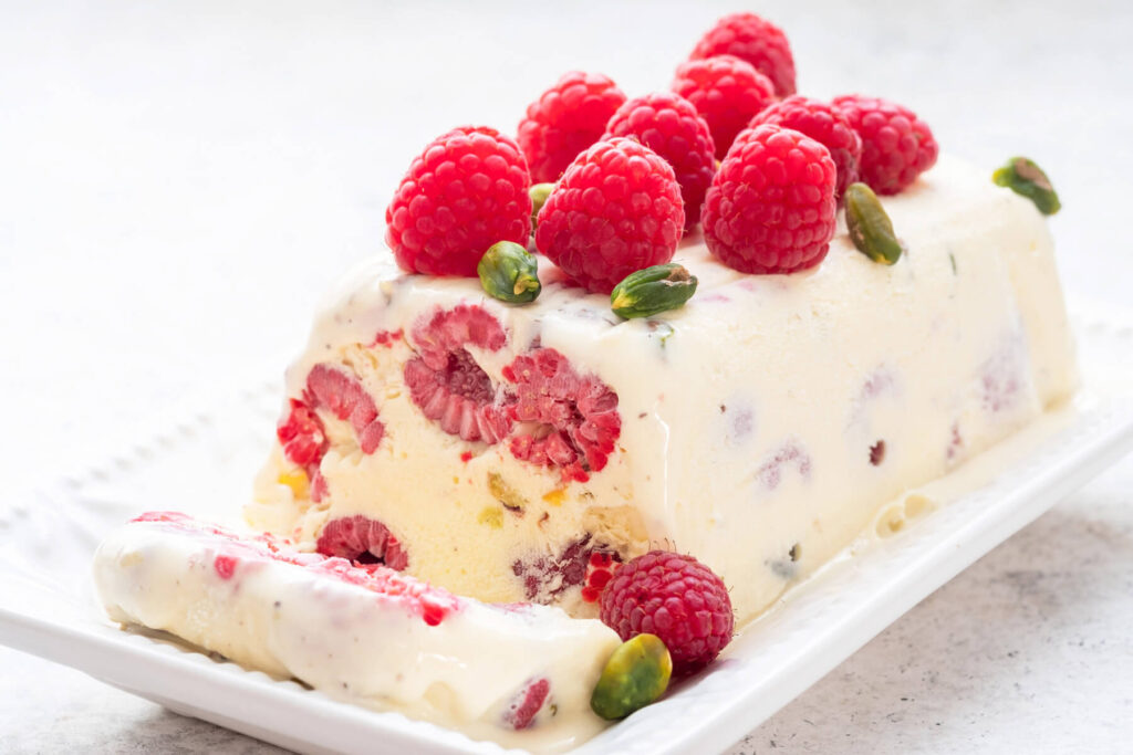 Vanille-Semifreddo mit frischen Himbeeren und Pistazien