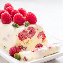 Vanille-Semifreddo mit frischen Himbeeren und Pistazien