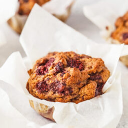 Vegane Beerenmuffins mit Kokos (saftig & rustikal)