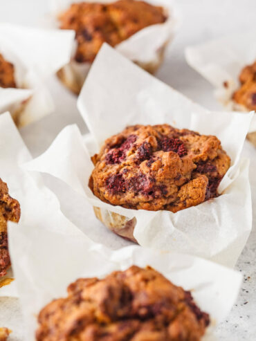 Vegane Beerenmuffins mit Kokos (saftig & rustikal)