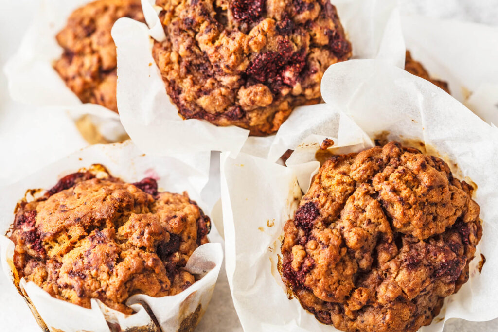 Vegane Beerenmuffins mit Kokos (saftig & rustikal)