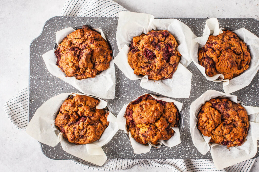 Vegane Beerenmuffins mit Kokos (saftig & rustikal)