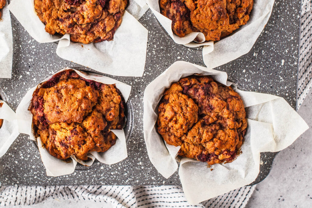Vegane Beerenmuffins mit Kokos (saftig & rustikal)