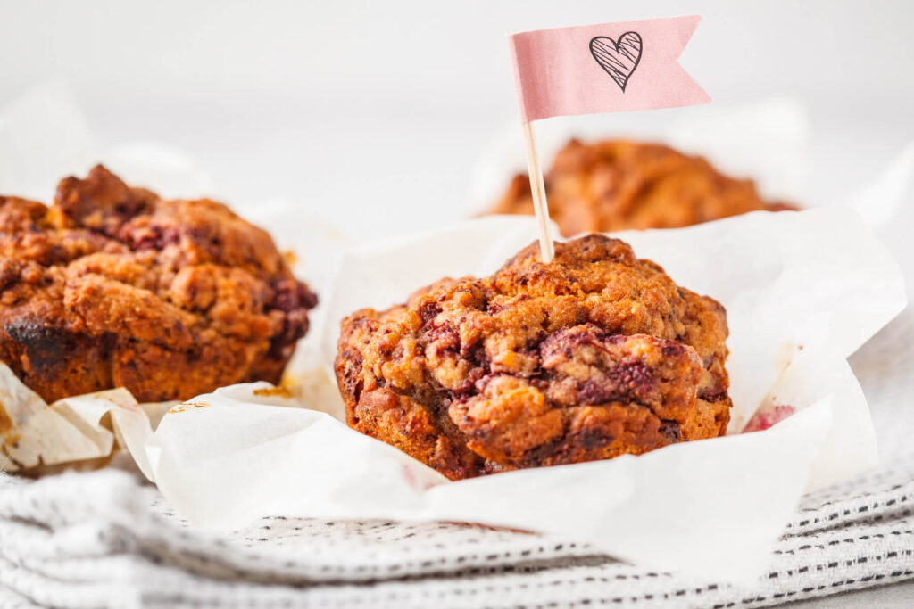 Vegane Beerenmuffins mit Kokos (saftig & rustikal)