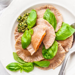 Vegane Kürbis-Ravioli mit Basilikum-Pesto (zum Einfrieren geeignet)