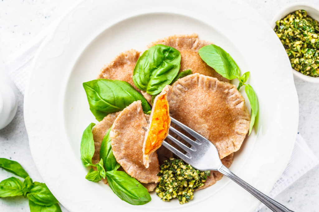 Vegane Kürbis-Ravioli mit Basilikum-Pesto (zum Einfrieren geeignet)