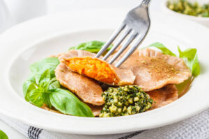 Vegane Kürbis-Ravioli mit Basilikum-Pesto (zum Einfrieren geeignet)