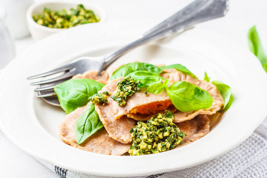 Vegane Kürbis-Ravioli mit Basilikum-Pesto (zum Einfrieren geeignet)