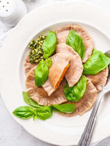 Vegane Kürbis-Ravioli mit Basilikum-Pesto (zum Einfrieren geeignet)