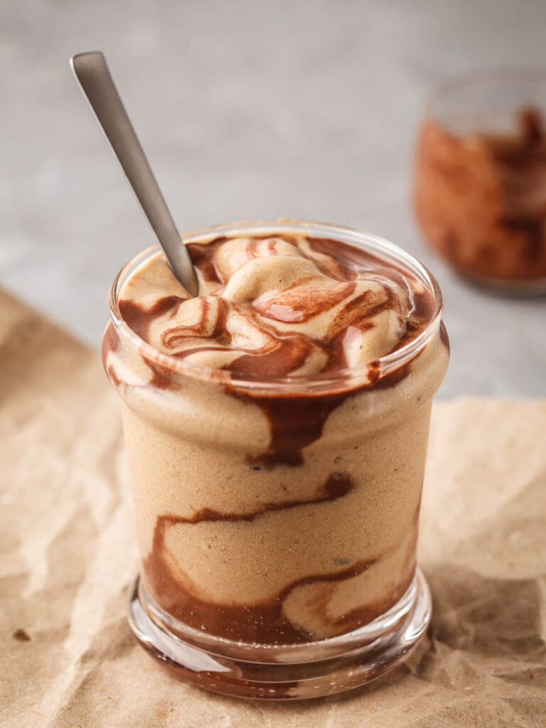 Veganes Bananen-Eis aus gefrorenen Bananen und Kokoscreme