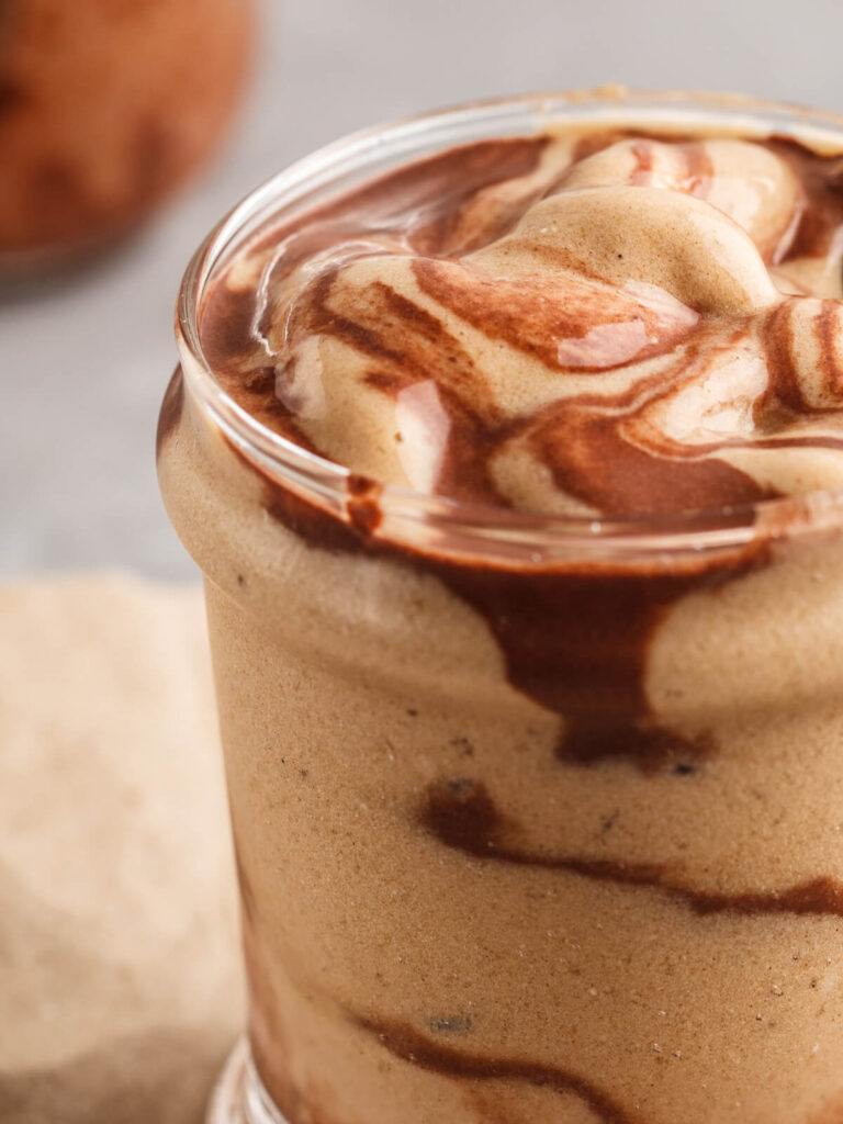 Veganes Bananen-Eis aus gefrorenen Bananen und Kokoscreme