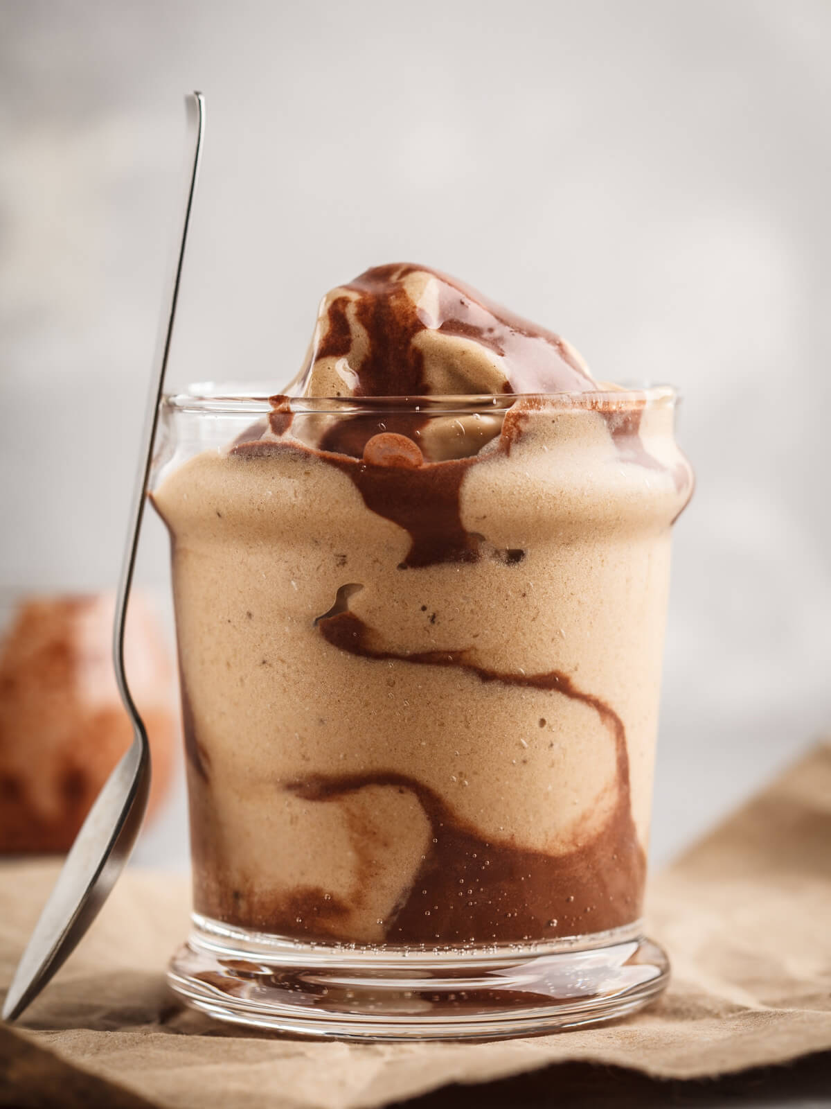 Veganes Bananen-Eis aus gefrorenen Bananen und Kokoscreme